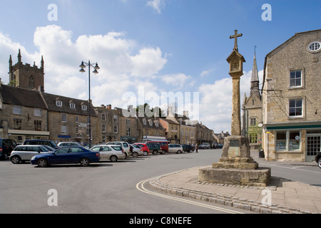 Großbritannien, England, Gloucestershire, Stow-on-the-Wold, Main Square mit Markt überqueren (15. Jh.) Stockfoto