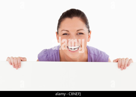 Porträt einer gut aussehenden Frau posiert hinter einer Plakatwand stehen Stockfoto