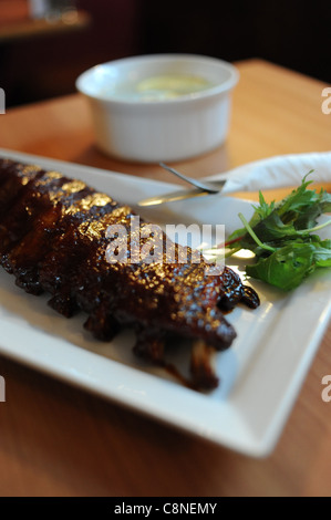 Gegrillte Schweinerippchen in der Twisted Lemon Bar und im Restaurant Brighton - 2012 Stockfoto