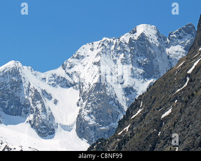 Frankreich, Pyrenäen, Lac de Gaube, schneebedeckte Berge Stockfoto