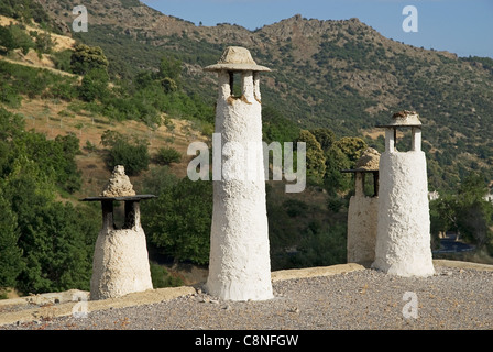 Spanien, Andalusien, Alpujarras, Capileira, Schornsteine in der Nähe von Berg Stockfoto