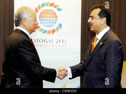 Premierminister von Pakistan, schüttelt Syed Yousuf Raza Gilani Hand mit seinem malaysischen Amtskollegen Stockfoto
