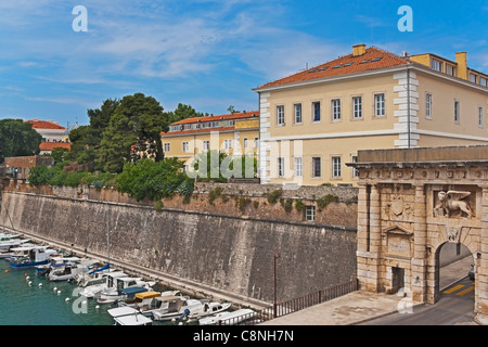 Stadtbefestigung mit Landtor mit Blick auf den kleinen Hafen Fosa, Zadar, Dalmatien, Kroatien, Europa Stockfoto