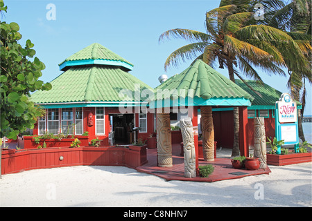 Ricos Bar & Grill, San Pedro, Ambergris Caye (aka La Isla Bonita / Die schöne Insel), Barrier Reef, Belize, Karibik, Zentral- und Lateinamerika Stockfoto