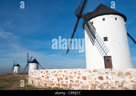 Gruppe von traditionellen Windmühlen im Alcazar de San Juan, Ciudad Real, Castilla La Mancha, Spanien Stockfoto