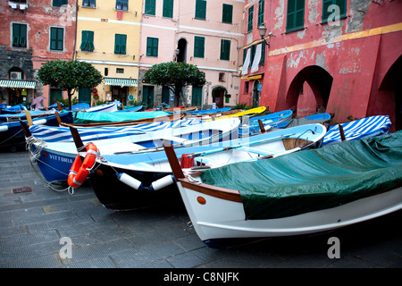 Angelboote/Fischerboote in Vernazza, berühmten und charmante Fischerdorf am Meer, Cinqueterre, Cinque Terre, Ligurien, Italien Stockfoto