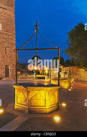 Die fünf Brunnen Platz vor der Stadtmauer und des Kapitäns Turm, Zadar, Dalmatien, Kroatien, Europa Stockfoto