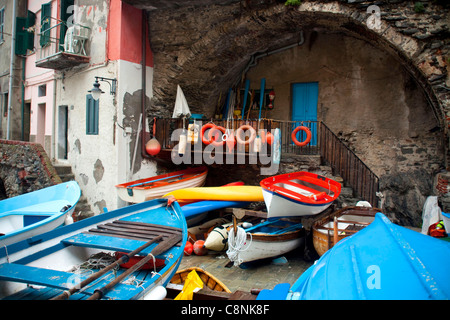 Angelboote/Fischerboote in Riomaggiore, traditionelles Dorf am Meer, Cinqueterre, Cinque Terre, Ligurien, Italien Stockfoto
