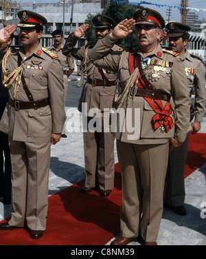 General Adnan Khairallah auf der linken Seite war Saddam Husseins Schwager. Er ist hier zu sehen, wie er das Denkmal des unbekannten Soldaten in Bagdad mit anderen führenden Militärs, 1981, grüsselt Stockfoto