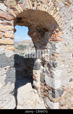 Eine Tür in der Wand des Castelmola Burg, Castelmola, Sizilien, Italien Stockfoto