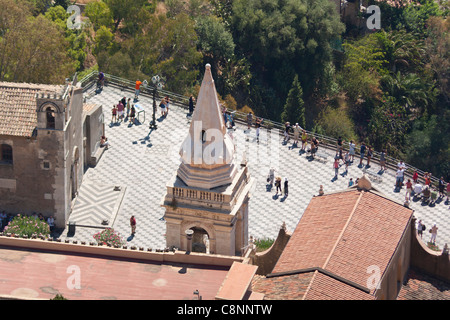 Piazza IX Aprile, Kirche von Sant Agostino und San Giuseppe Church Glockenturm, Taormina, Sizilien, Italien Stockfoto