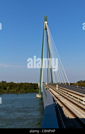 Eine Brücke für die u-Bahn am Stadtrand von Wien Stockfoto