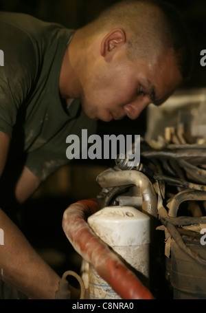 Pfc Thomas Furtadl, ein 20-jähriger aus Santa Barbara, Kalifornien, inspiziert den Luft-Gas-Turbinenmotor eines M1A1 Abrams Main Battle Tank in Camp Habbaniyah, Irak Juni 29. Marines der Kompanie A, 2. Panzerbataillon unterstützen die Grunzen des 3. Bataillons, 5. Marineregiments, indem sie mit ihren M1A1 Abrams Hauptkampfpanzern entlang der Hauptautobahnen in der Nähe von Habbaniyah eine ständige Präsenz aufrechterhalten, Irak, um improvisierte Sprengkörper Platzierung abzuschrecken und Unterstützung mit ihren 120 mm Hauptgewehren, wenn nötig. Stockfoto