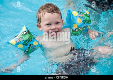 Kaukasischen Jungen schwimmen im Schwimmbad Stockfoto