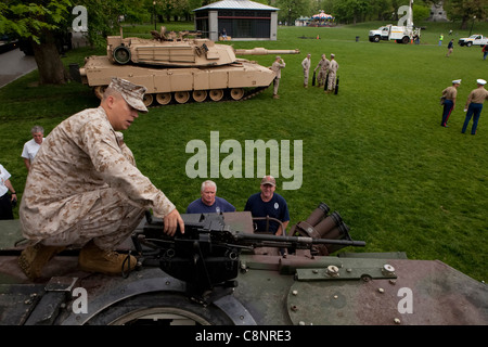 Cpl. Brendan Faul, ein Marine mit Echo Company, 4. Tank Battalion, der ein gebürtiger Noblesville, Ind., zeigt ein paar Bostonian Feuerwehrleute das montierte M2 .50 Kaliber Maschinengewehr auf einem M1A1 Abrams Main Battle Tanks 3. Mai in Boston Common. Diese Ausstellung fand am ersten Tag der Marine Week Boston statt, die die Beiträge der Marines, darunter die in Boston ansässigen Helden der Heimatstadt und ihre Familien, ehrt und anerkennt. Stockfoto