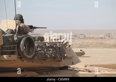 Ein US Marine Corps M1A1 Abrams Tank mit 1. Panzerzug, Delta Company, 1. Panzerbataillon, angeschlossen an Company L, Battalion Landing Team 3/8, 26. Marine Expeditionary Unit, Regimental Combat Team 2, bietet überwache über die Wüste in der Provinz Helmand, Afghanistan, 27. Januar 2011. Delta Company, 1. Panzerbataillon, war der erste US-Panzer, der nach Afghanistan eingesetzt wurde. Elemente der 26. Marine Expeditionary Unit, die in Afghanistan eingesetzt wurde, um regionale Sicherheit in der Provinz Helmand zu gewährleisten, um die Internationale Sicherheitsunterstützungstruppe zu unterstützen. Stockfoto