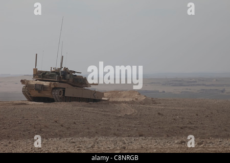 Ein US Marine Corps M1A1 Abrams Tank mit 2. Panzerzug, Delta Company, 1. Panzerbataillon, an Battalion Landing Team 3/8, 26. Marine Expeditionary Unit, Regimental Combat Team 2, sorgt für Überwache über die Wüste beim Kampfposten Ouellette, Provinz Helmand, Afghanistan, 30. Januar 2011. Delta Company, 1. Panzerbataillon, war das erste US-Panzerunternehmen, das in Afghanistan Elemente der 26. Marine Expeditionary Unit eingesetzt hat, die in Afghanistan eingesetzt wurde, um regionale Sicherheit in der Provinz Helmand zur Unterstützung der Internationalen Sicherheitsunterstützungstruppe zu gewährleisten. Stockfoto