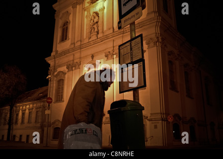 Reverend Gabor Ivanyi die Hoffnung der Armen Ungarn Obdachlose auf der Suche nach Nahrung Stockfoto