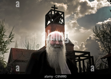 Reverend Gabor Ivanyi die Hoffnung der Armen Ungarn Reverend Gabor Ivanyi vor seinem Tempel Stockfoto