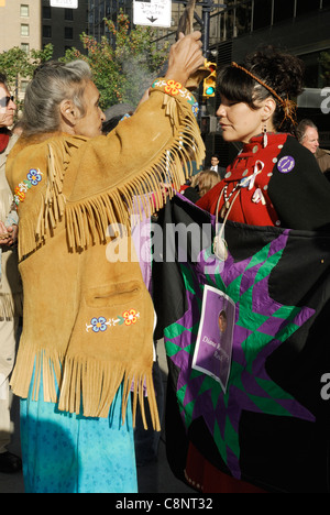 First Nations elder Durchführung eine Verschmieren Zeremonie, ein spirituelles Ritual der Reinigung und Reinigung der Person. Stockfoto