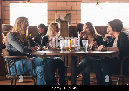 Kaukasische Jugendliche gemeinsam Essen im restaurant Stockfoto