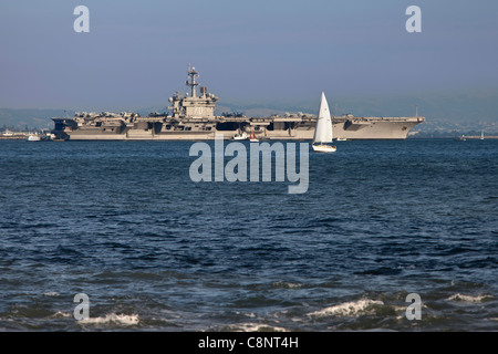 US Navy nuclear powered Flugzeugträger, die CVN-70 Carl Vinson während der Fleet Week in San Francisco Bay vor Anker. Stockfoto