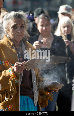 Erste Nation-Frau elder Durchführung eine Verschmieren Zeremonie, ein spirituelles Ritual der Reinigung und den Geist zu reinigen. Stockfoto