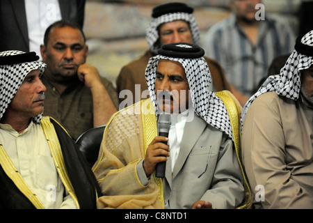 Irak, Salman Pak, Sunniten und Schiiten Stammesführer treffen, um Konflikte zu lösen, die die Zentralregierung gegen zu lösen hat. Stockfoto