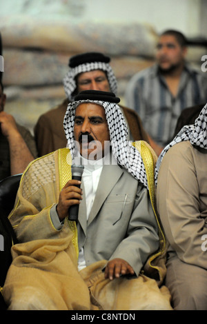 Irak, Salman Pak, Sunniten und Schiiten Stammesführer treffen, um Konflikte zu lösen, die die Zentralregierung gegen zu lösen hat. Stockfoto