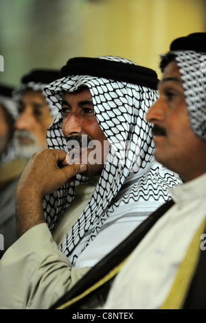 Irak, Salman Pak, Sunniten und Schiiten Stammesführer treffen, um Konflikte zu lösen, die die Zentralregierung gegen zu lösen hat. Stockfoto