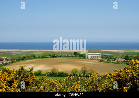 Salthouse Dorf und St. Nicolas Kirche, die auf die Küste von Norfolk, East Anglia, Großbritannien, in Richtung Meer. Stockfoto