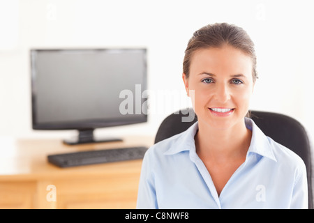 Geschäftsfrau posiert in ihrem Büro Stockfoto