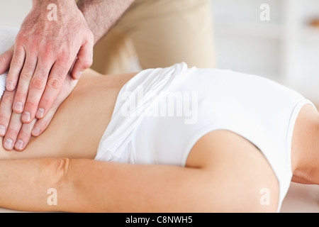 Liegende Frau, die eine Massage Stockfoto