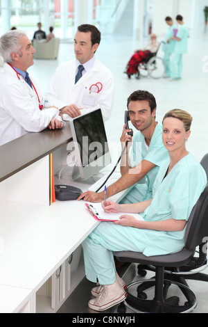 Krankenhauspersonal an der Rezeption Stockfoto