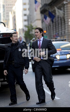 Joseph Gordon-Levitt, Christian Bale vor Ort für THE DARK KNIGHT steigt, Dreharbeiten, Fifth Avenue, New York, NY 28. Oktober 2011. Foto von: Kristin Callahan/Everett Collection Stockfoto