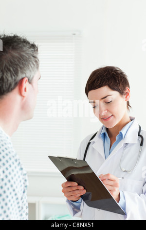 Nahaufnahme des weiblichen Arzt im Gespräch mit einem Patienten Stockfoto