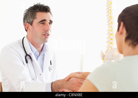 Männlichen Arzt eine Patientin Gruß Stockfoto