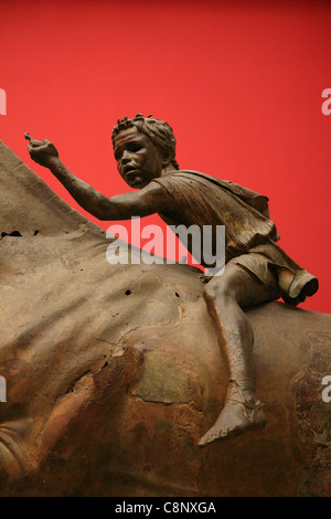 Bronzestatue des Artemision Jockey im Archäologischen Nationalmuseum in Athen, Griechenland. Stockfoto