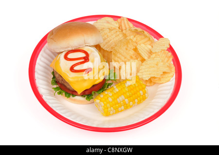 Türkei Burger mit Käse, Salat und Tomate garniert mit Mayonnaise und Ketchup in Brötchen & Maiskolben und crsips auf weißem Hintergrund. Stockfoto