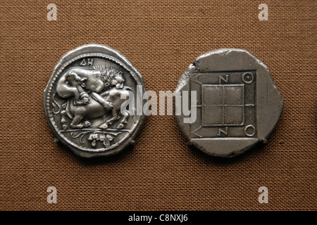 Antike griechische Münzen aus der numismatischen Sammlung des Pergamonmuseums in Berlin, Deutschland. Stockfoto