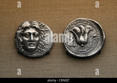 Antike griechische Münzen aus der numismatischen Sammlung des Pergamonmuseums in Berlin, Deutschland.