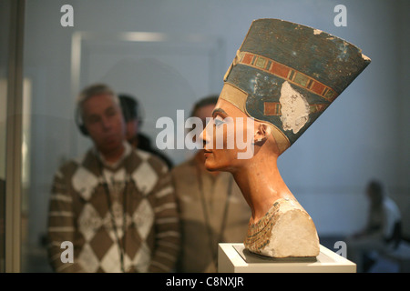 Besucher schauen Sie sich die berühmte Büste der Königin Nefertiti im ägyptischen Museum in Berlin, Deutschland. Stockfoto