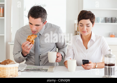 Paar beim Frühstück vor der Arbeit Stockfoto