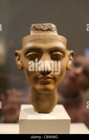 Junge Besucher befasst sich mit der Büste der Königin Nefertiti im ägyptischen Museum in Berlin, Deutschland. Stockfoto