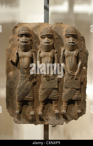 Benin Bronze gesehen im British Museum in London, Vereinigtes Königreich. Stockfoto