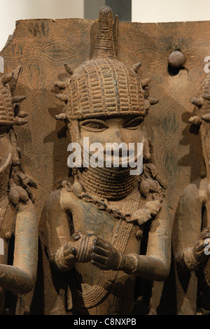 Benin Bronze gesehen im British Museum in London, Vereinigtes Königreich. Stockfoto