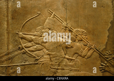 Assyrische Reliefs des königlichen Löwen jagen des Königs Ashurbanipal gesehen im British Museum in London, England, UK. Stockfoto