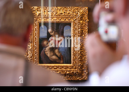 Madonna Litta. Besucher vor dem berühmten Gemälde von Leonardo da Vinci in der Eremitage in St. Petersburg, Russland. Stockfoto