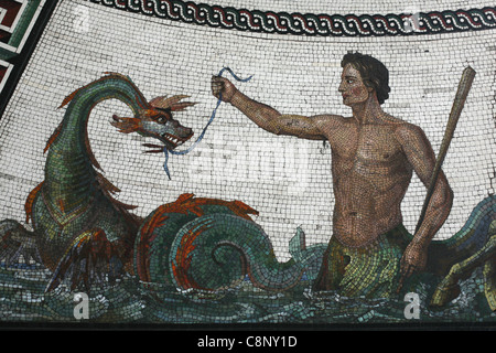 Triton und Sea Dragon. Mosaik Boden der Pavillon Halle in der Eremitage in St. Petersburg, Russland. Stockfoto