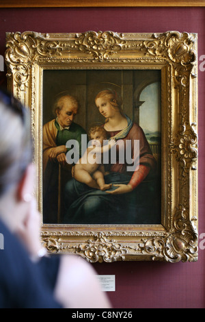 Die Heilige Familie. Besucher vor dem berühmten Gemälde von Raffael in der Eremitage in St. Petersburg, Russland. Stockfoto